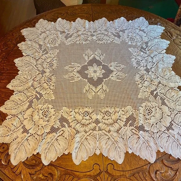 Elegant White Lace Tablecloth - Picture 4 of 4